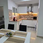 Strelitzia House Apartament *